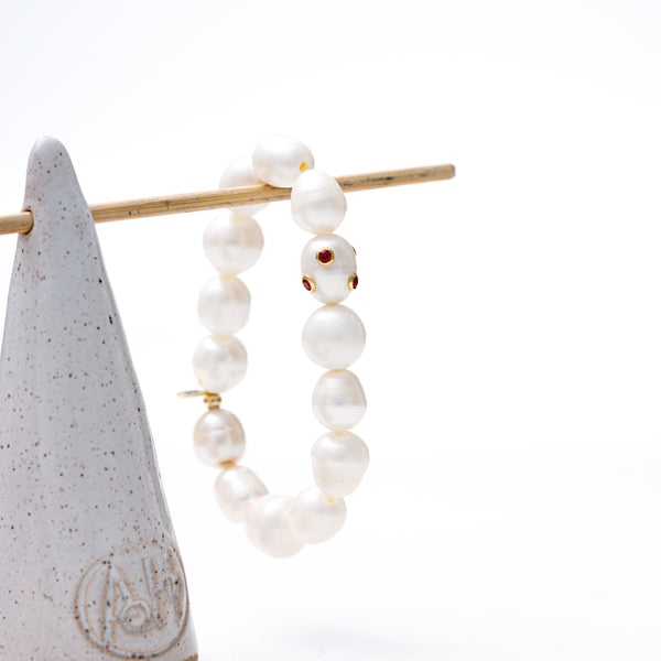 Pearl elastic bracelet with ruby colored gemstone pearls